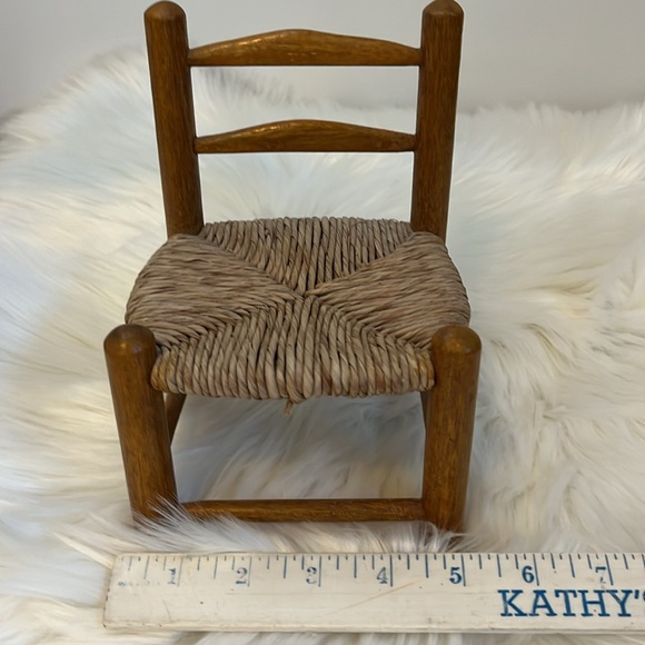 🎄HOST PICK🎉 Primitive Doll with Wooden Raffia Chair - Picture 7 of 7